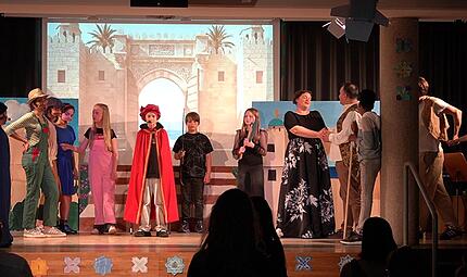 Die Mittelsch&uuml;ler der Adalbert-Stifter-Schule Forchheim f&uuml;hren eine Mozart-Oper auf.