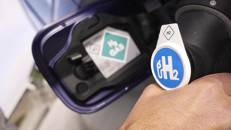 Das Betanken von Wasserstoffautos l&auml;uft &auml;hnlich wie beim Verbrenner. Es dauert wenige Minuten und bringt den Fahrer rund 500 Kilometer weit.