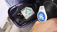 Das Betanken von Wasserstoffautos l&auml;uft &auml;hnlich wie beim Verbrenner. Es dauert wenige Minuten und bringt den Fahrer rund 500 Kilometer weit.