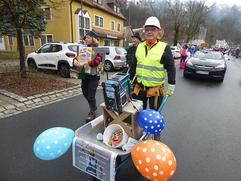 Der Faschingsumzug 2024 in Waischenfeld: bunt und voller Spitzen gegen die Bundespolitik.