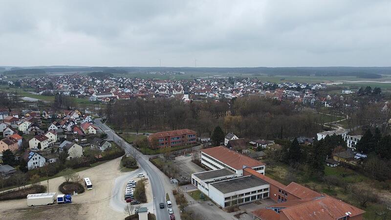 Die Schulgeb&auml;ude in Weisendorf aus der Vogelperspektive