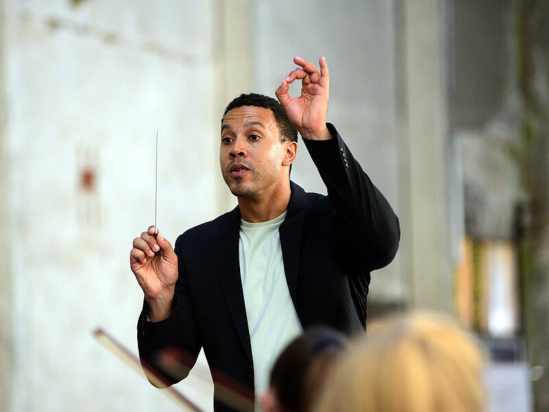 Schülerkonzert mit prominentem Dirigenten: Matthew Lynch leitete in der Baumwollhalle der Mainleuser Spinnerei die Main Symphonics.
