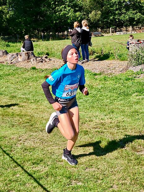 Sydney Hümmer  vom TV Schwürbitz gewann überlegen das U12-Rennen beim Cross-Waldlauf in Höhn und wurde damit Meisterin in Oberfranken West.