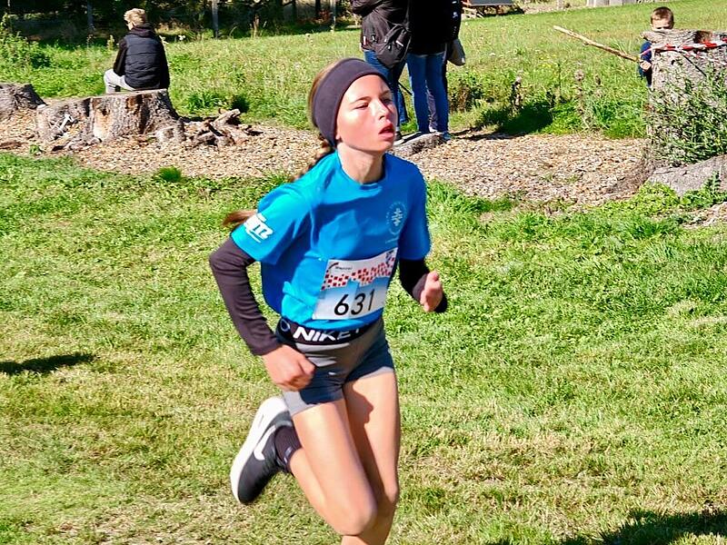 Sydney Hümmer  vom TV Schwürbitz gewann überlegen das U12-Rennen beim Cross-Waldlauf in Höhn und wurde damit Meisterin in Oberfranken West.