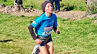 Sydney Hümmer  vom TV Schwürbitz gewann überlegen das U12-Rennen beim Cross-Waldlauf in Höhn und wurde damit Meisterin in Oberfranken West.
