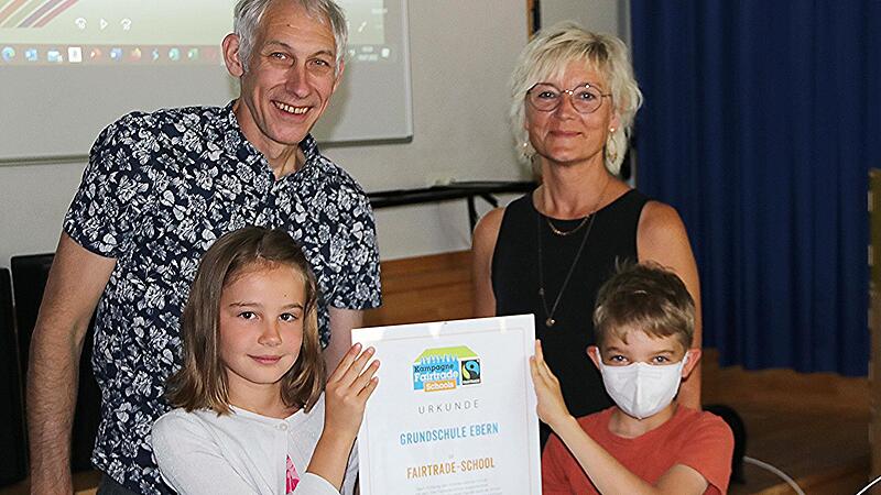 Stolz halten Sophie Riegel und Anton Lutter die Fairtrade-Urkunde in Händen, die von Andreas Schneider, Regionalkoordinator und Fairtrade-Referent (links), übergeben wurde. Auch Schulleiterin Gudrun Schnitzer ist auf die Auszeichnung für ihre Schu... Stolz halten Sophie Riegel und Anton Lutter die Fairtrade-Urkunde in Händen, die von Andreas Schneider, Regionalkoordinator und Fairtrade-Referent (links), übergeben wurde. Auch Schulleiterin Gudrun Schnitzer ist auf die Auszeichnung für ihre Schu...