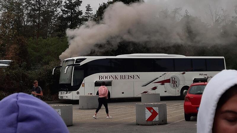 Der brennende Reisebus auf einem Parkplatz kurz vor der deutsch-franz&ouml;sischen Grenze