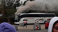 Der brennende Reisebus auf einem Parkplatz kurz vor der deutsch-franz&ouml;sischen Grenze