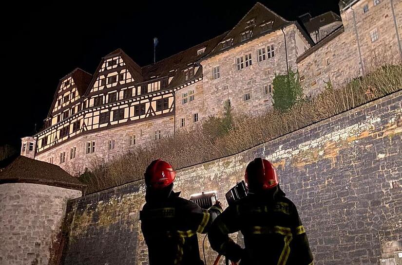 Die Coburger Feuerwehr und das Technische Hilfswerk Coburg ließen die Veste Coburg am Mittwochabend für 26 Minuten wieder erstrahlen.