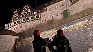 Die Coburger Feuerwehr und das Technische Hilfswerk Coburg ließen die Veste Coburg am Mittwochabend für 26 Minuten wieder erstrahlen.