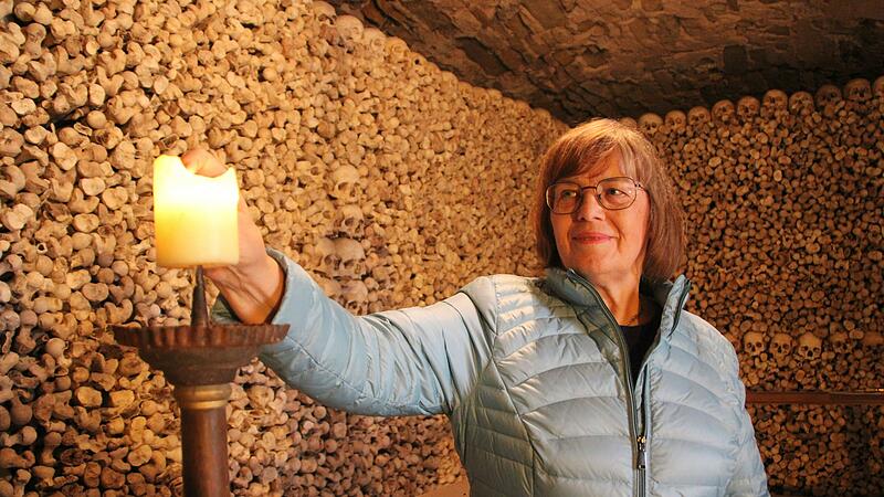 Wie einst Andreas Brombierstäudl zündet auch Maria Scheller immer eine Kerze an, wenn sie das Beinhaus in Iphofen betritt. Wie einst Andreas Brombierstäudl zündet auch Maria Scheller immer eine Kerze an, wenn sie das Beinhaus in Iphofen betritt.
