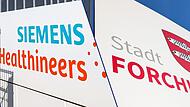 Mit bald 4800 Besch&auml;ftigten ist der Medizintechnik-Konzern Siemens Healthineers der gr&ouml;&szlig;te Arbeitgeber Forchheims. Doch sp&auml;testens seit der Gewerbesteuerr&uuml;ckzahlungen legt sich ein Schatten auf das Verh&auml;ltnis. Oder ist dieser Schatten gar der Grund f&uuml;r das historische Haushaltsloch der Stadt? Versuch einer Analyse.