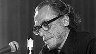 Der US-amerikanische Schriftsteller Charles Bukowski w&auml;hrend einer Lesung in Hamburg  im Mai 1978