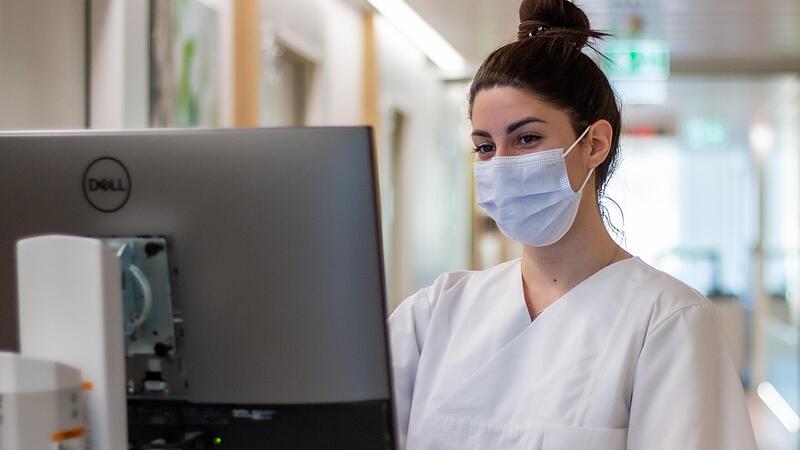 Milica Zivkovic absolviert aktuell gefördert ihre dreijährige Ausbildung zur Pflegefachkraft. Milica Zivkovic absolviert aktuell gefördert ihre dreijährige Ausbildung zur Pflegefachkraft.