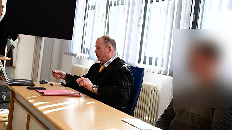 Rechtsanwalt Thomas Drehsen aus Bamberg und der Angeklagte kurz vor Prozessbeginn