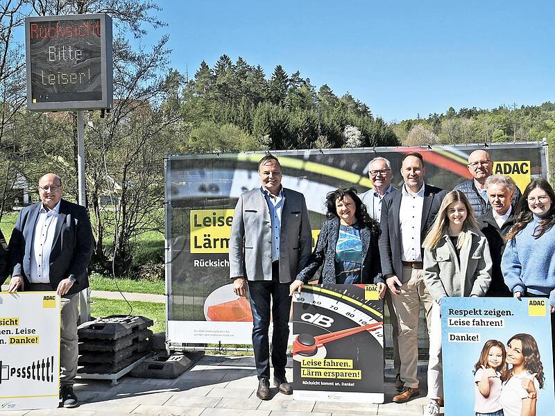 Mit Plakaten und Anzeigetafeln wirbt der ADAC f&uuml;r mehr R&uuml;cksichtnahme und weniger L&auml;rm im Stra&szlig;enverkehr.