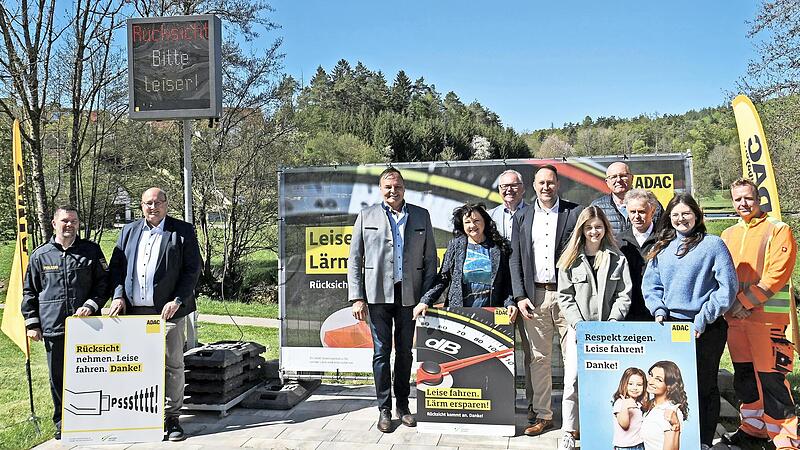 Mit Plakaten und Anzeigetafeln wirbt der ADAC für mehr Rücksichtnahme und weniger Lärm im Straßenverkehr. Mit Plakaten und Anzeigetafeln wirbt der ADAC für mehr Rücksichtnahme und weniger Lärm im Straßenverkehr.