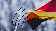 Eine Mistgabel spießt die Deutschlandflagge auf. An den Protesten in Berlin beteiligten sich rund 8500 Menschen und gut 6000 Fahrzeuge.