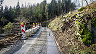 Auf der durch Betonquader verengten Fahrbahn ist die Straße gerade noch mit einem normalen Auto passierbar.