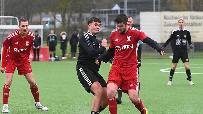 Auf dem Kunstrasen entf&uuml;hrt der TSV Staffelstein (rote Trikots) drei Punkte vom FC Coburg II.