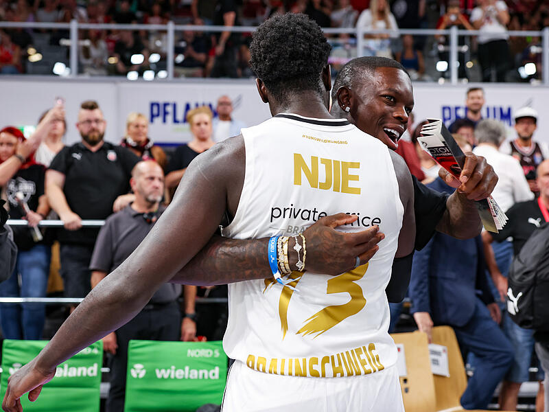22. September 2024: Löwen-Alleingesellschafter Dennis Schröder und Barra Njie feierten den deutlichen Auswärtssieg in Bamberg. Diesmal wollen die Baskets den Spieß umdrehen.