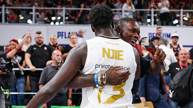 22. September 2024: L&ouml;wen-Alleingesellschafter Dennis Schr&ouml;der und Barra Njie feierten den deutlichen Ausw&auml;rtssieg in Bamberg. Diesmal wollen die Baskets den Spie&szlig; umdrehen.