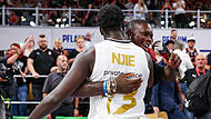 22. September 2024: Löwen-Alleingesellschafter Dennis Schröder und Barra Njie feierten den deutlichen Auswärtssieg in Bamberg. Diesmal wollen die Baskets den Spieß umdrehen.