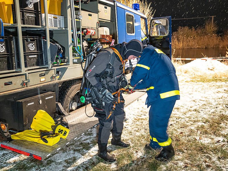 Lkw versinkt in Fluss - Großeinsatz wegen BergungGroße Bergungsaktion: Lkw versinkt in Fluss Lkw versinkt in Fluss - Großeinsatz wegen BergungGroße Bergungsaktion: Lkw versinkt in Fluss