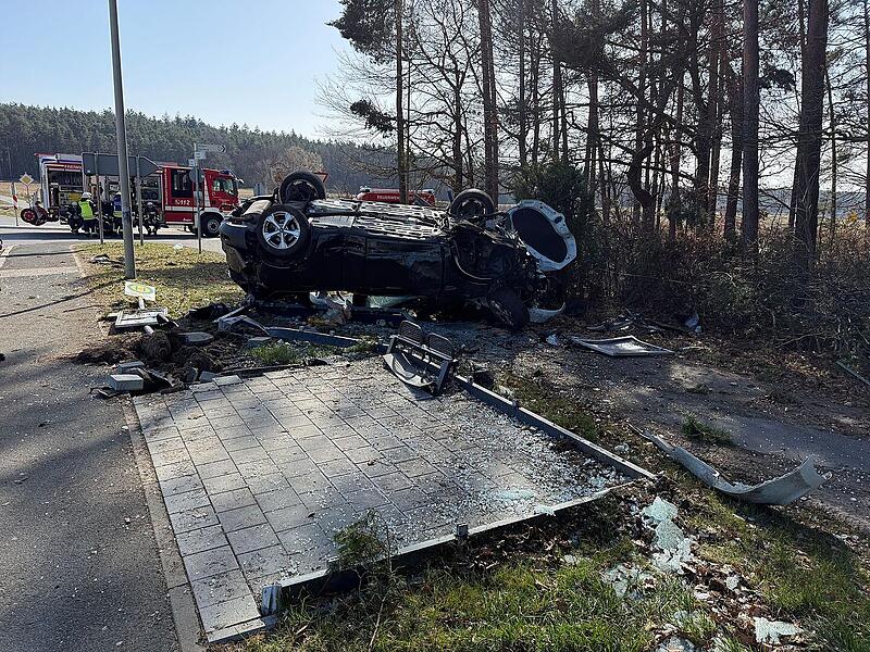 Bei Erlangen: Schwerer Unfall schleudert Auto in Bushaltestelle