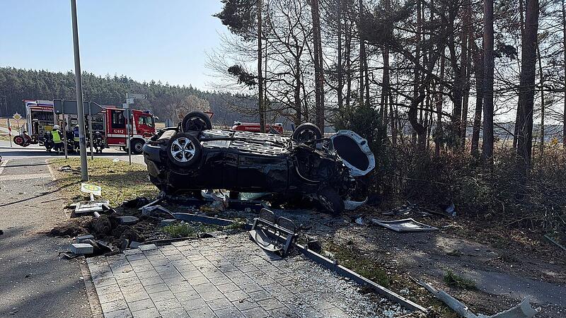 Bei Erlangen: Schwerer Unfall schleudert Auto in Bushaltestelle