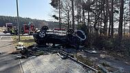 Bei Erlangen: Schwerer Unfall schleudert Auto in Bushaltestelle