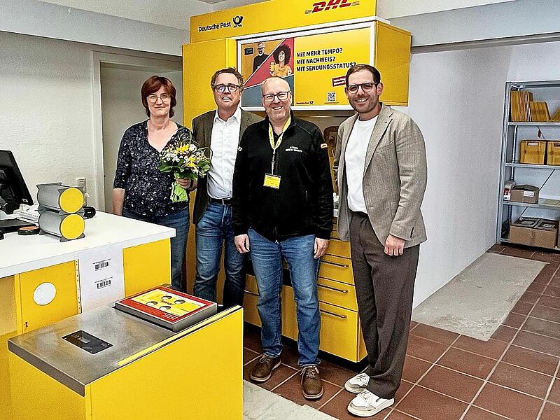 &Uuml;ber die Er&ouml;ffnung freuen sich (v.&nbsp;l.) die Mitarbeiterin der neuen Postfiliale, F. B&aacute;lint, B&uuml;rgermeister Benedikt Graf von Bentzel, Vertriebsmanager Ralf Gans sowie Hauptamtsleiter Sebastian Kramer von der Gemeinde Heroldsbach.