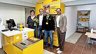 &Uuml;ber die Er&ouml;ffnung freuen sich (v.&nbsp;l.) die Mitarbeiterin der neuen Postfiliale, F. B&aacute;lint, B&uuml;rgermeister Benedikt Graf von Bentzel, Vertriebsmanager Ralf Gans sowie Hauptamtsleiter Sebastian Kramer von der Gemeinde Heroldsbach.
