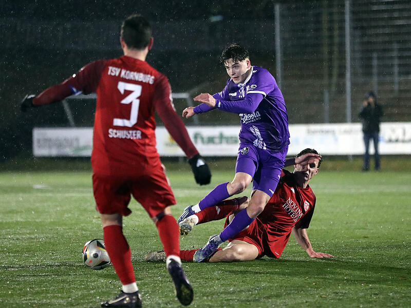 Bambergs Paul Krau&szlig;old (in Lila) k&ouml;nnte sich mit Kornburgs Nico Moos erneut auf fremdem Gel&auml;uf Bayernliga-Zweik&auml;mpfe liefern.