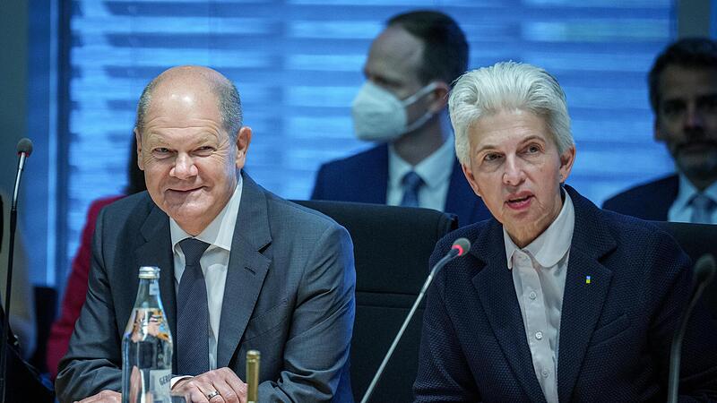 FDP-Verteidigungsexpertin Agnes Strack-Zimmermann fordert von Bundeskanzler Olaf Scholz rasch eine klare Aussage zur möglichen Lieferung von Leopard-2-Kampfpanzern an die Ukraine. FDP-Verteidigungsexpertin Agnes Strack-Zimmermann fordert von Bundeskanzler Olaf Scholz rasch eine klare Aussage zur möglichen Lieferung von Leopard-2-Kampfpanzern an die Ukraine.