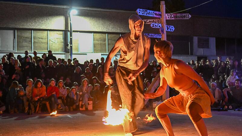 Die Gruppe „Feuertraum und Funkenflug“ begeistert mit ihrer Mischung aus Akrobatik, Jonglage und Feuer die Besucher des Kontakt-Festivals. Die Gruppe „Feuertraum und Funkenflug“ begeistert mit ihrer Mischung aus Akrobatik, Jonglage und Feuer die Besucher des Kontakt-Festivals.