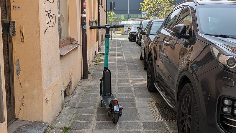 E-Scooter blockiert Gehweg.