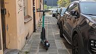 E-Scooter blockiert Gehweg E-Scooter blockiert Gehweg.