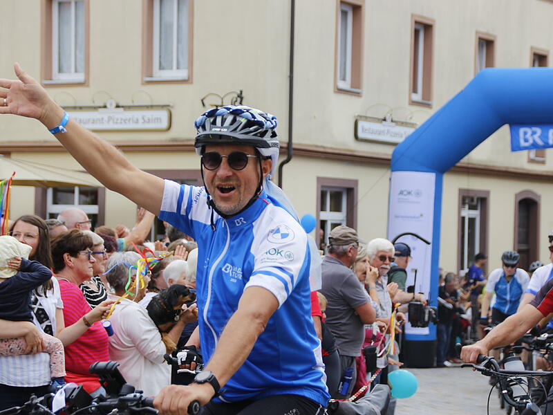 Zieleinfahrt der BR-Radltour 2025 in Hammelburg am MarktplatzZieleinfahrt der BR-Radltour 2025 in Hammelburg am Marktplatz