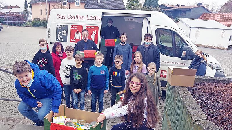 Als Günter Biesenecker und Melanie Totzauer die Spenden abholten, waren neben einigen Schülern auch Rektor Michael Schnappauf und die Initiatorin Regina Marr anwesend.