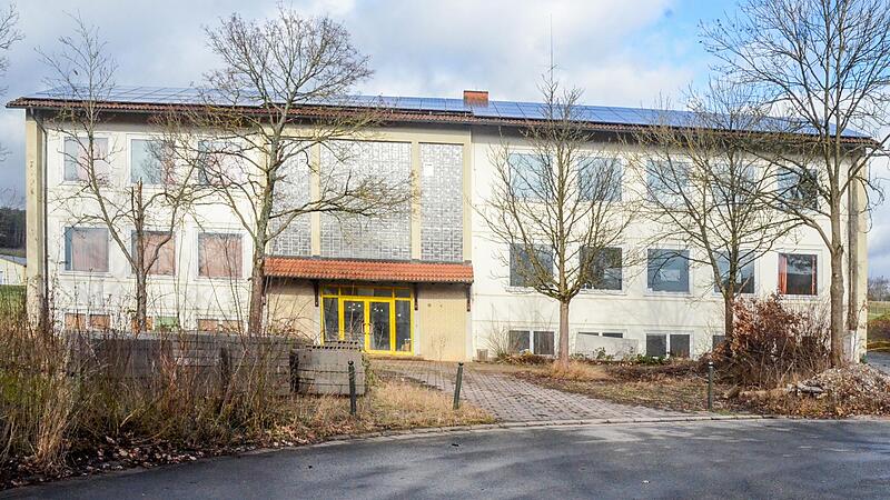 Seit Jahren steht das alte Schulhaus in Burggrub leer. Jetzt wird es ein Investor als Mehrfamilienhaus mit zehn Wohnungseinheiten wiederbeleben.