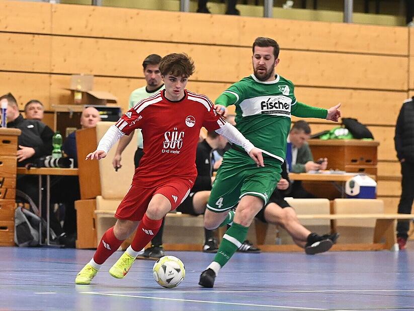 Der Coburger Neuzugang Luan Vogel (links) h&auml;lt sich Andreas Baier vom SV Friesen bei der Hallenkreismeisterschaft vom Leib.