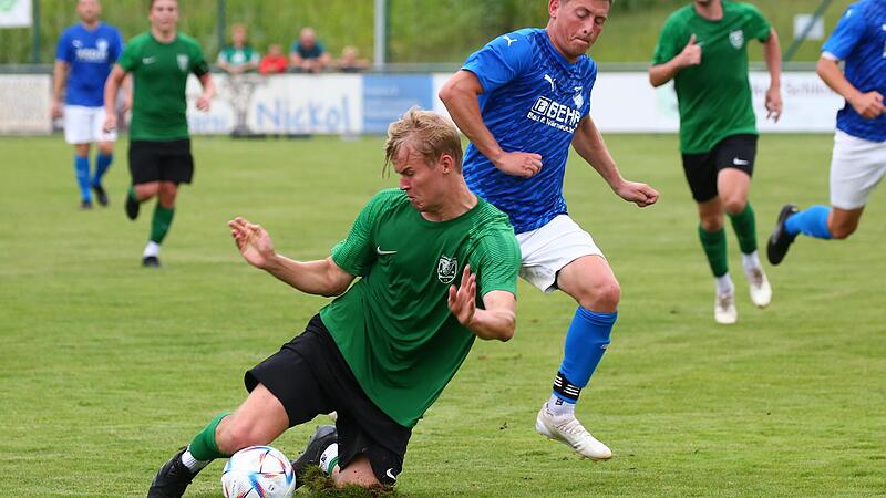 Bezeichnende Szene für Neukenroth aus dem Hinspiel gegen Rattelsdorf: Mit vollem Speed rutscht der Neukenrother Julius Wagner (grün) in den Laufweg des Rattelsdorfer Stürmers Jeffry Stade. Auch dieses Spiel im August hat die Lipfert-Elf verloren.