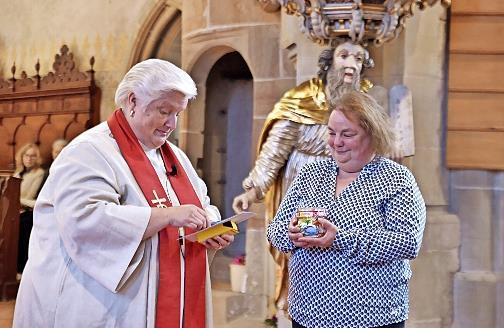Ein Glas gefüllt mit vielen guten Wünschen überreichte Diakonin Sabine Dresel neben anderem an Angela Hennig.