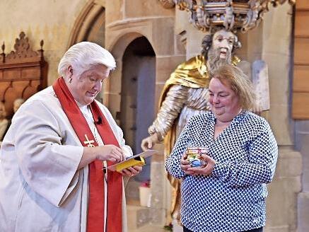 Ein Glas gefüllt mit vielen guten Wünschen überreichte Diakonin Sabine Dresel neben anderem an Angela Hennig.