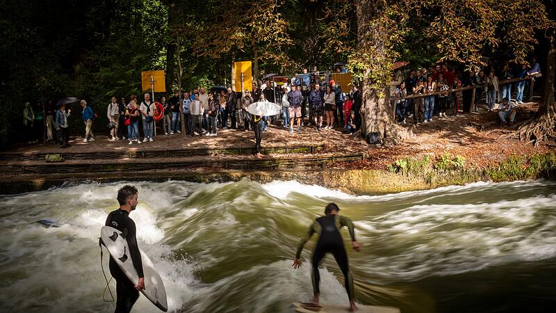 Surfer auf der Eisbachwelle