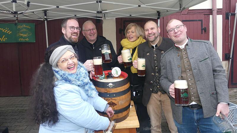 Gute Stimmung beim Anstich in Kosbach: Anette Wirth-H&uuml;cking, Oberb&uuml;rgermeister Florian Janik, Christoph Oberle, Uli Oberle, Braumeister David Achatz und Peter Oberle (von links).