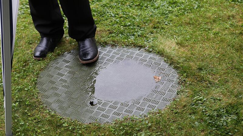 Hier ist eine Zisterne in den Boden eingelassen. Mit dem darin gesammelten Regenwasser k&ouml;nnte der Garten bew&auml;ssert oder die Toiletten gesp&uuml;lt werden. Eine Fraktion des Oberauracher Gemeinderates m&ouml;chte, dass die Gemeinde den Einbau von Zisternen f&ouml;rdert.