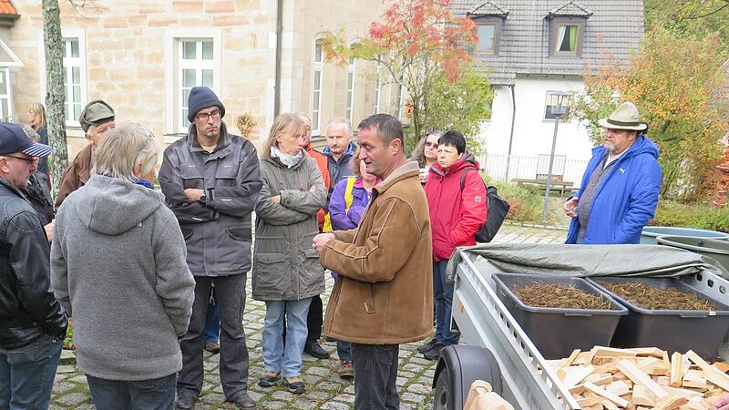 Die Veranstaltungen des UBiZ sind stets gut besucht. Auf großes Interesse stieß auch das Seminar zum Terra Preta mit Sitki Kurhan (rechts), der alle Schritte zur Herstellung dieser dauerhaft fruchtbaren Erde erläuterte. Die Veranstaltungen des UBiZ sind stets gut besucht. Auf großes Interesse stieß auch das Seminar zum Terra Preta mit Sitki Kurhan (rechts), der alle Schritte zur Herstellung dieser dauerhaft fruchtbaren Erde erläuterte.
