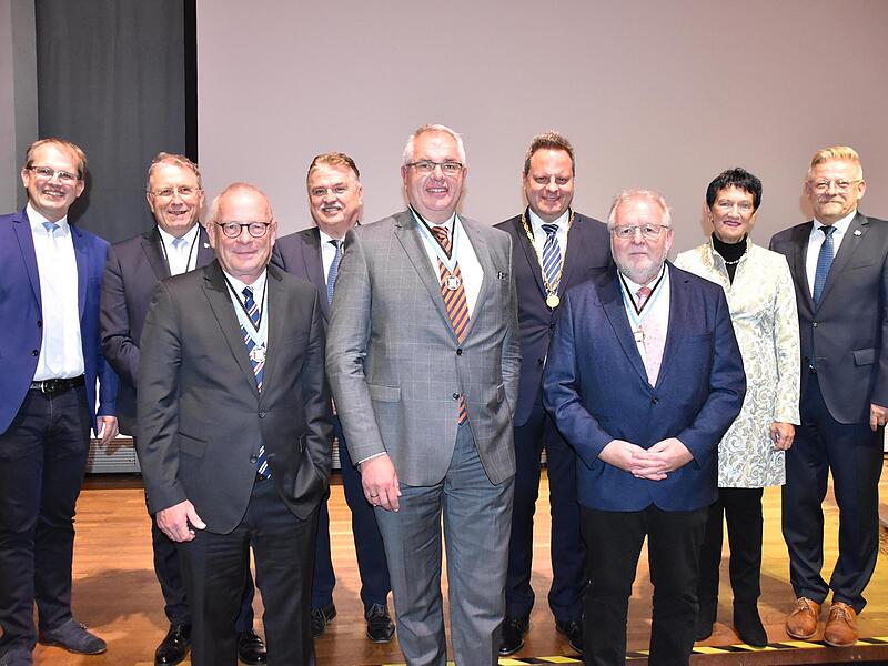 Die Silberne Bürgermedaille ging an  (vorne von links): Jürgen Schmidt, Michael Möschel und  Karl-Heinz Kuch. Dahinter von links  Dritter  Bürgermeister  Ralf Hartnack (WGK), Bezirkstagspräsident Henry Schramm (CSU), Landrat Klaus Peter Söllner (F...